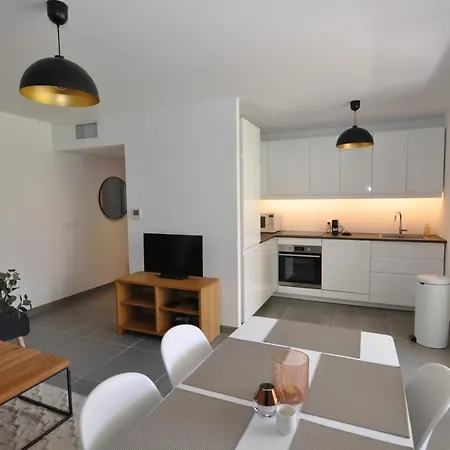 Fantastic Two-bedroom With Garden Near The Appartamento