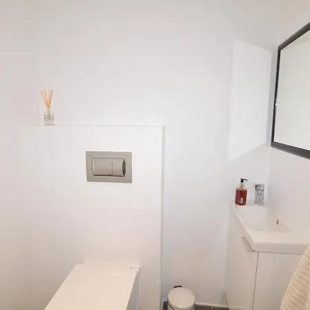 Fantastic Two-bedroom With Garden Near The * 昂蒂布