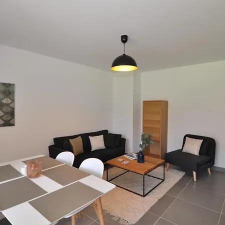 Апартаменты Fantastic Two-bedroom With Garden Near The *