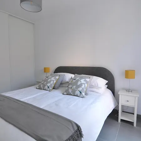 Апартаменты Fantastic Two-bedroom With Garden Near The *