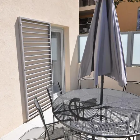 Fantastic Two-bedroom With Garden Near The