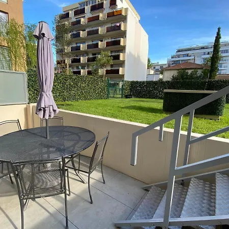 Fantastic Two-bedroom With Garden Near The 昂蒂布