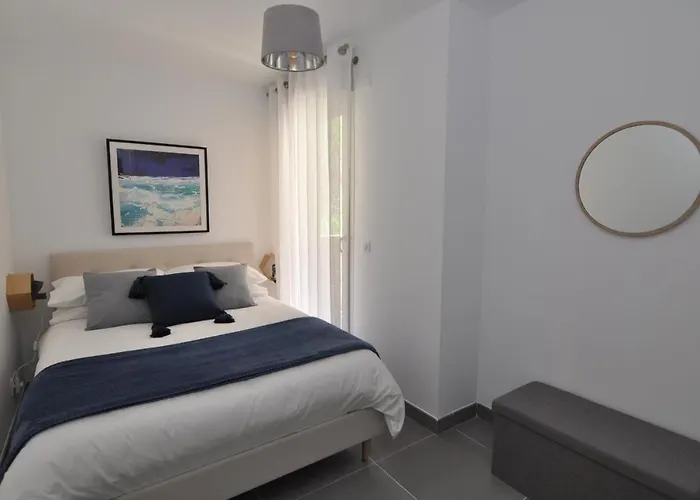 Апартаменты Fantastic Two-bedroom With Garden Near The *