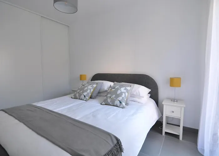 Апартаменты Fantastic Two-bedroom With Garden Near The *