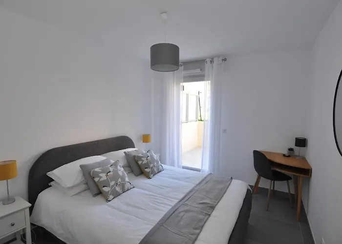 Апартаменты Fantastic Two-bedroom With Garden Near The *