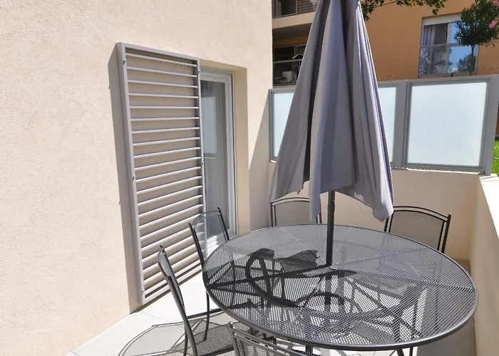 Fantastic Two-bedroom With Garden Near The