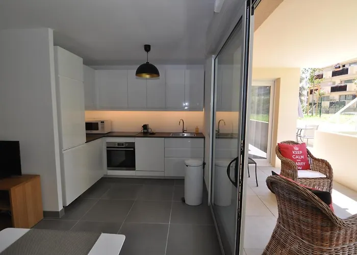 Апартаменты Fantastic Two-bedroom With Garden Near The *