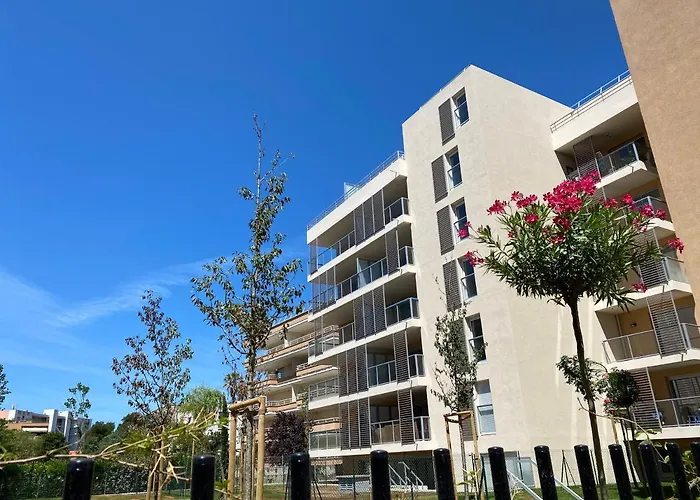 Fantastic Two-bedroom With Garden Near The Apartman Antibes