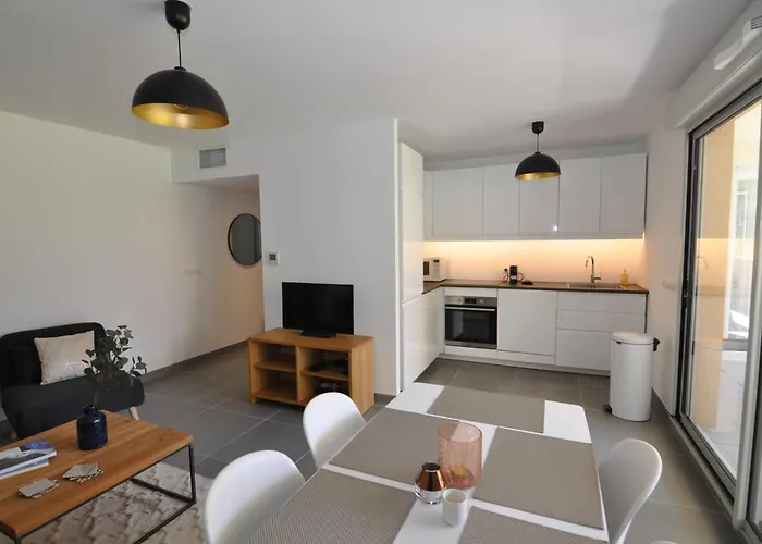 Fantastic Two-bedroom With Garden Near The Апартаменты