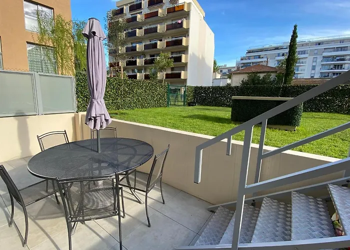 Fantastic Two-bedroom With Garden Near The Антиб